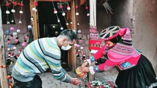 Traslado a Ollantaytambo con paradas en Awanacancha y Pisac ruinas mercado